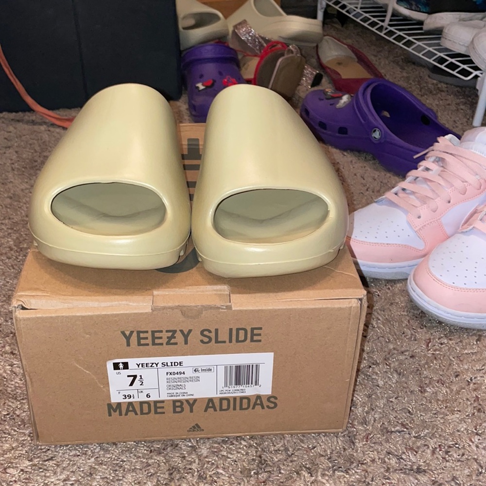 yeezy slides, resin color, size 7 1/5 W